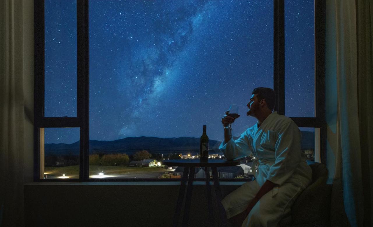Galaxy Boutique Hotel Lake Tekapo Kültér fotó Milky Way over the town of Stargazing