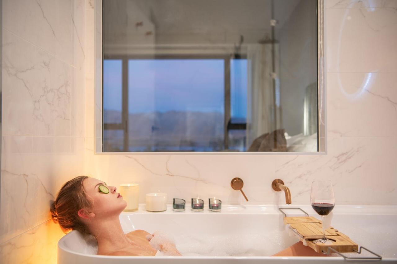 Galaxy Boutique Hotel Lake Tekapo Kültér fotó A woman relaxing in a bathtub