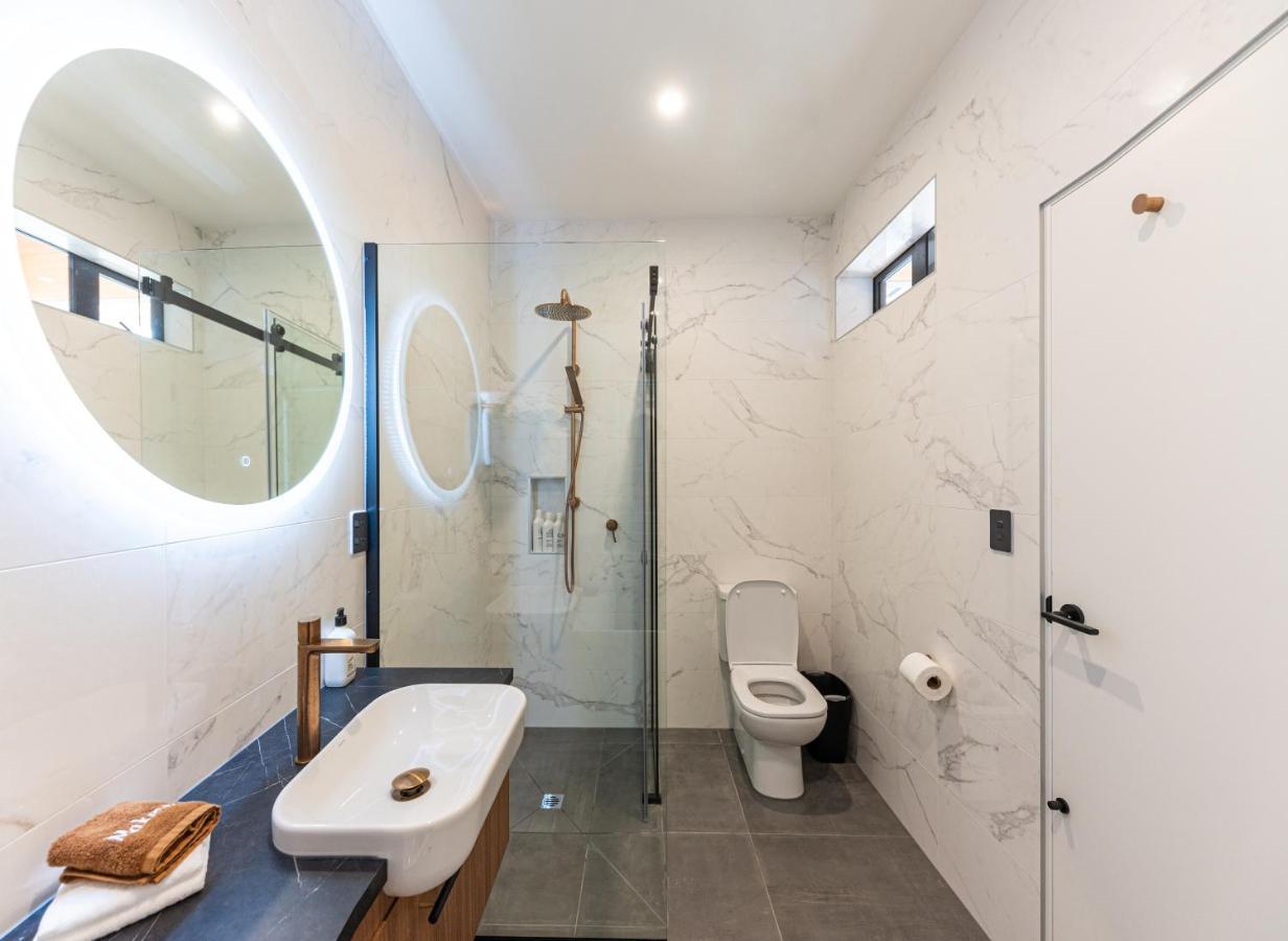Galaxy Boutique Hotel Lake Tekapo Kültér fotó Bathroom