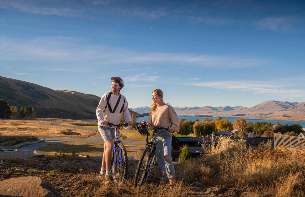 Galaxy Boutique Hotel Lake Tekapo Kültér fotó Biking at the lake